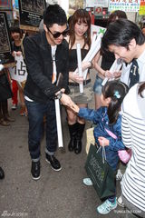 组图：关楚耀宣传新碟女模相伴 造型获女友好评