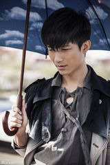 组图：陈楚生新歌首发 宣传照深情剖白内心感受