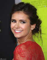 组图：妮娜-杜波夫性感红裙美艳亮相