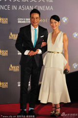 组图：惠英红着白裙现身 红毯大方秀笑容