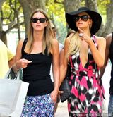 组图：希尔顿姐妹法国街头招摇过市 粉丝突袭献吻