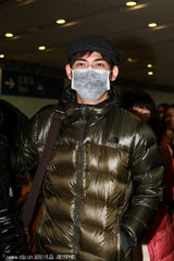 组图：周渝民言承旭及吴建豪蒙面现身机场