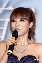 幻灯图：丁当着火辣黑色短裙亮相 美腿修长诱人