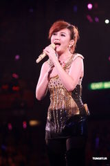 组图：梁静茹银白短裙开唱 送亲笔签名纸飞机