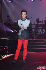 组图：张信哲睽违七年台北开唱 邀萧煌奇尬美声