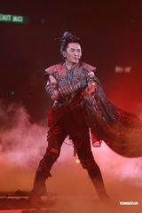 组图：郑伊健开唱遭催婚 女友蒙嘉慧到场欣赏