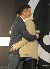 组图：黄晓明酷装亮相品牌开幕 潮流打扮秀帅气