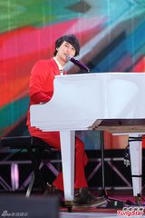 组图：严爵挑战唱跳险破音 林俊杰压轴热舞