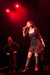 组图：叶倩文广州开唱热力四射 变身动感舞后