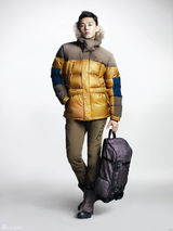 高清图：刘亚仁高俊熙冬装写真演绎温暖休闲风