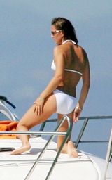 高清组图：威廉王子和未婚妻海边度假 准王妃秀身材