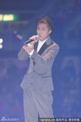 组图：黄伟文作品展开唱 陈奕迅拄拐演唱助阵