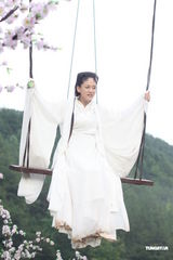 组图：《王的女人》横店热拍 陈乔恩吊威亚表情夸张