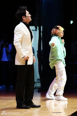 组图：众星捧场爱庭院艺术节 Raina担任主持