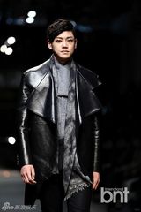 组图：韩星金宇彬郑京浩等献华丽T台秀