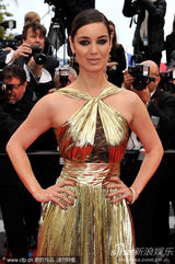 组图：贝纳尼丝吊带裙显波涛汹涌