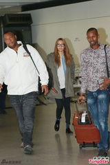 组图：余文乐吴雨霏同日返港现身机场