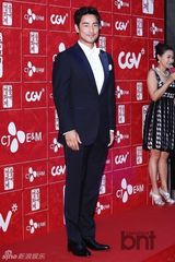 组图：张东健等捧场电影节 梁朝伟牵手宋慧乔