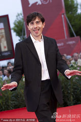 高清图：《我们相信》首映 弗朗西斯卡粉裙秀身姿