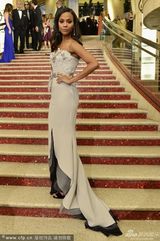 组图：阿凡达女郎佐伊-索尔达娜白色美裙亮相