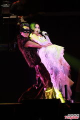 组图：汤宝如红磡体育馆开唱众星捧场