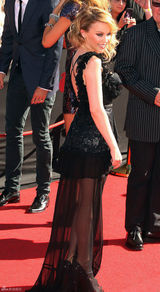 高清组图：凯莉-米洛黑色透视礼服性感亮相悉尼