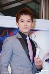 组图：邱泽帅气代言活动 斩断与杨丞琳情丝