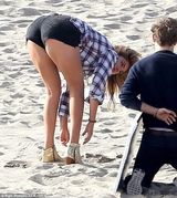 组图：抖奶超模阿普顿超短热裤 香吻献野马