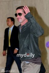 组图：布莱德皮特赴韩宣传 爱子抱玩具熊遮面