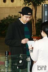 组图：韩星赵寅成赴日会粉丝 倒扣帽子变顽童