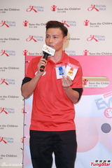 组图：应采儿张晋出席活动大谈育儿心得