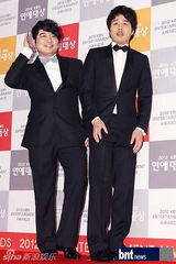 组图：刘在石UEE等韩众星亮相KBS演艺大奖红毯