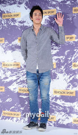 李胜基白衬衣帅气亮相 南圭丽(南奎丽)绿裙清丽淡雅(图)