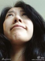 组图：李念晒居家自拍露乳沟 素颜清新