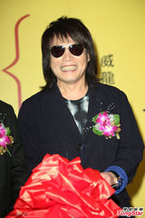 组图：摄影大师加纳典明开摄影展邀伍佰入镜