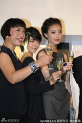 组图：董洁短发现身活动 面色憔悴不理邻座倪妮