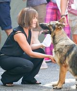 组图：安妮斯顿片场换装忙 演绎恋爱中小女人