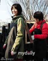 组图：韩星朴河宣做公益 为贫困家庭送煤