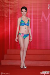 组图：候选亚姐泳装亮相 韩国选手压鼻否认整容