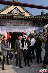 组图：胡瓜母亲告别式 张菲高凌风现身哀悼