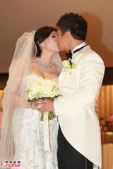 组图：钱嘉乐汤盈盈大婚 新娘巨乳大肚与新郎热吻