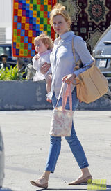 组图：妮可-基德曼抱女逛街素颜出镜闲适安逸