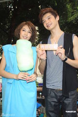 组图：Olivia冒雨办签唱 师兄辰亦儒到场站台