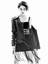 组图：辛芷蕾湿身魅惑出镜 变狂野摇滚女郎