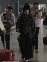 组图：黄圣依厚外套搭长裙 裙角飘飘淑女有型