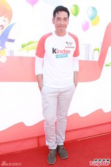 组图：准爸爸陈豪看书学照顾宝宝 向好友取经