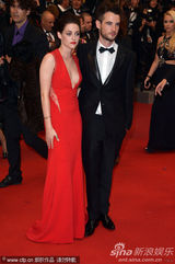 组图：暮光女火红深v裙走秀 胸前春光一览无余