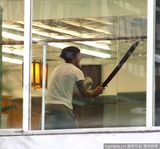 组图：小贝空手道课表情严肃 被儿子乱棍猛打忙逃跑