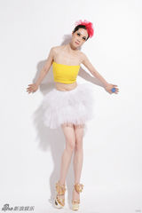 组图：芙蓉姐姐写真走糖果路线 白色纱裙显甜美