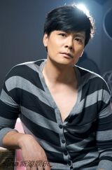 组图：潘泰名最新写真曝光 演绎魅力时尚熟男